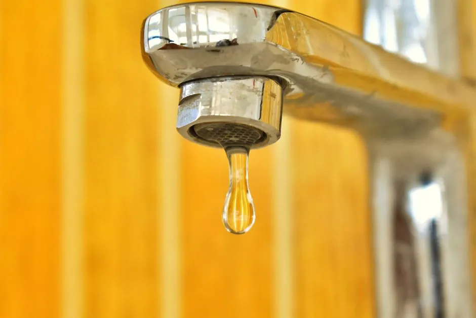How to identify and fix a kitchen water leak